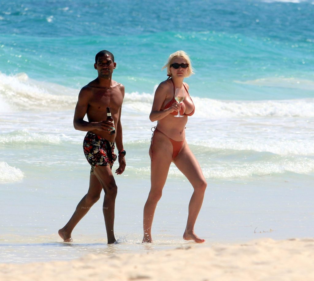 Caroline Vreeland Flaunts Her Boobs on the Beach in Mexico (72 Photos)