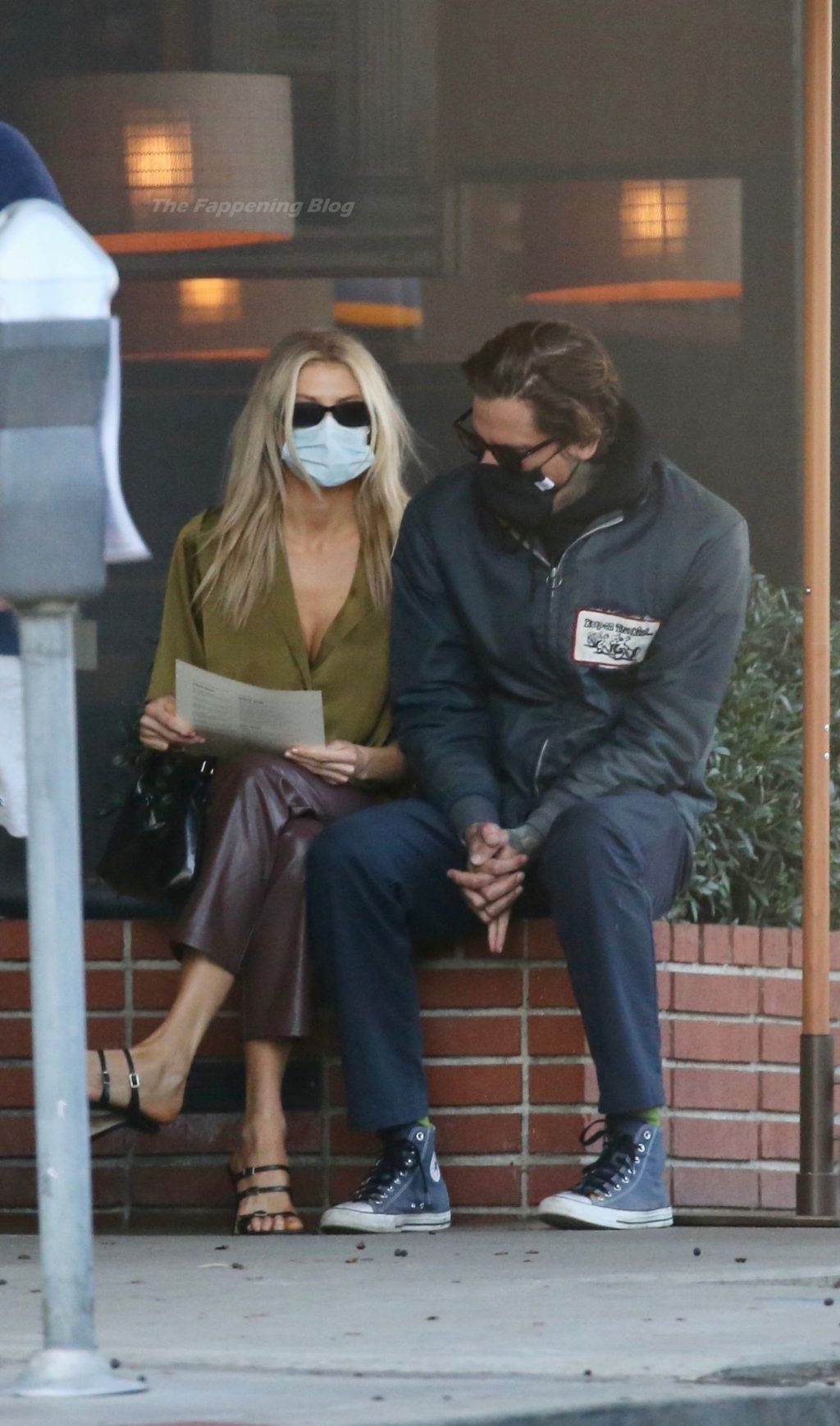 Charlotte McKinney Gives Money to a Homeless Man Before Dinner with Her Boyfriend (6 Photos)