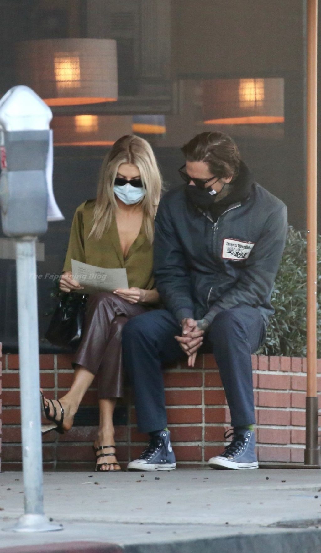 Charlotte McKinney Gives Money to a Homeless Man Before Dinner with Her Boyfriend (6 Photos)