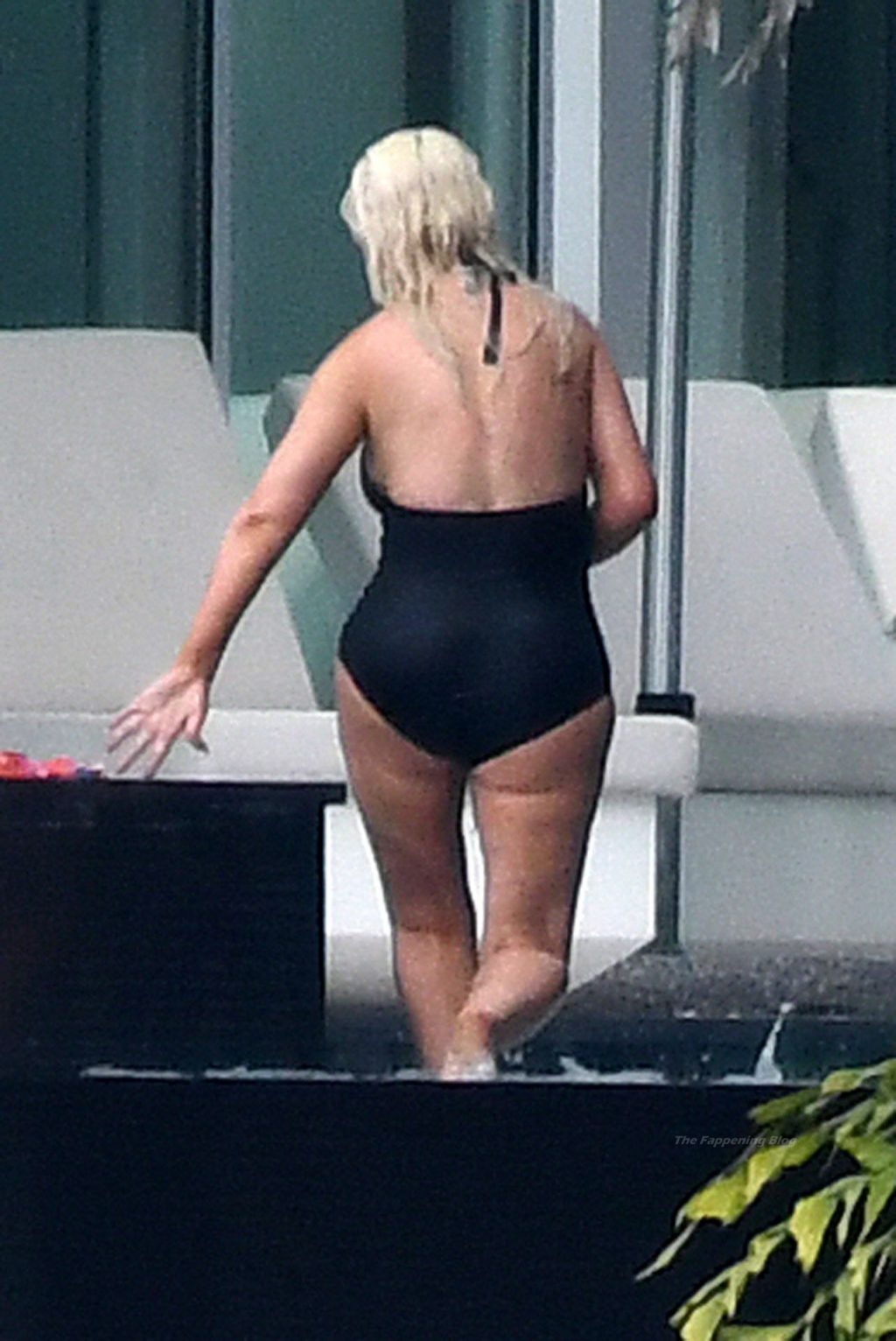 Leaked christina aguilera sexy swimsuit in a pool