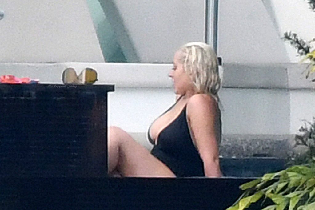 Christina Aguilera Takes a Dip in the pool Between Recording Sessions in Miami (86 Photos)