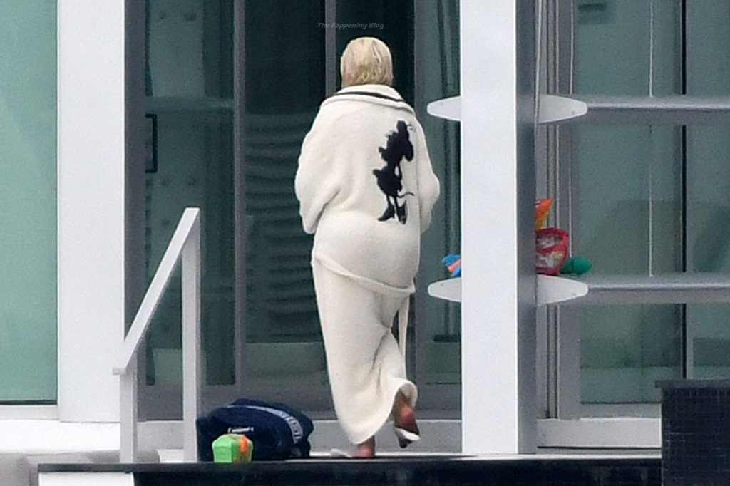 Christina Aguilera Takes a Dip in the pool Between Recording Sessions in Miami (86 Photos)