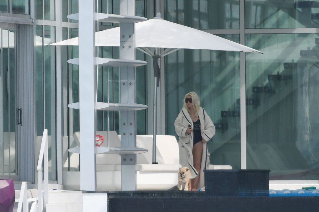 Christina Aguilera Takes a Dip in the pool Between Recording Sessions in Miami (86 Photos)