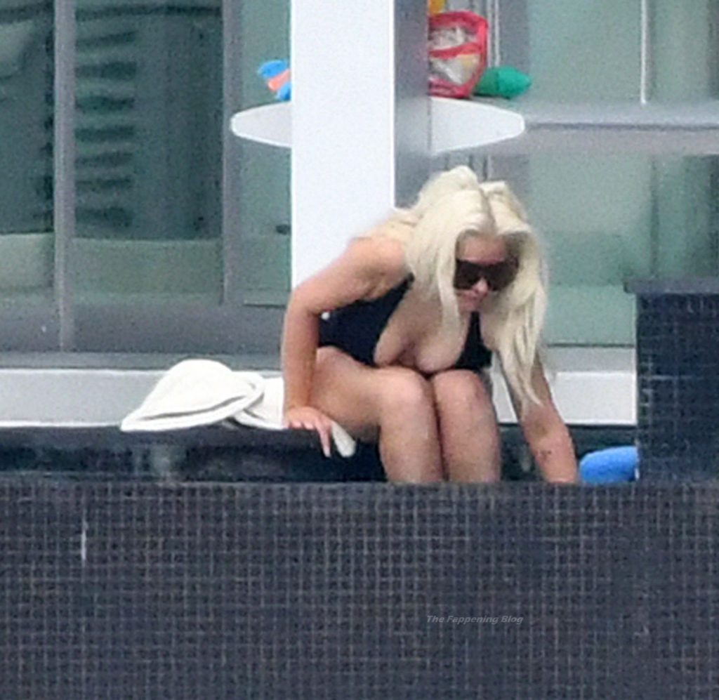 Christina Aguilera Takes a Dip in the pool Between Recording Sessions in Miami (86 Photos)