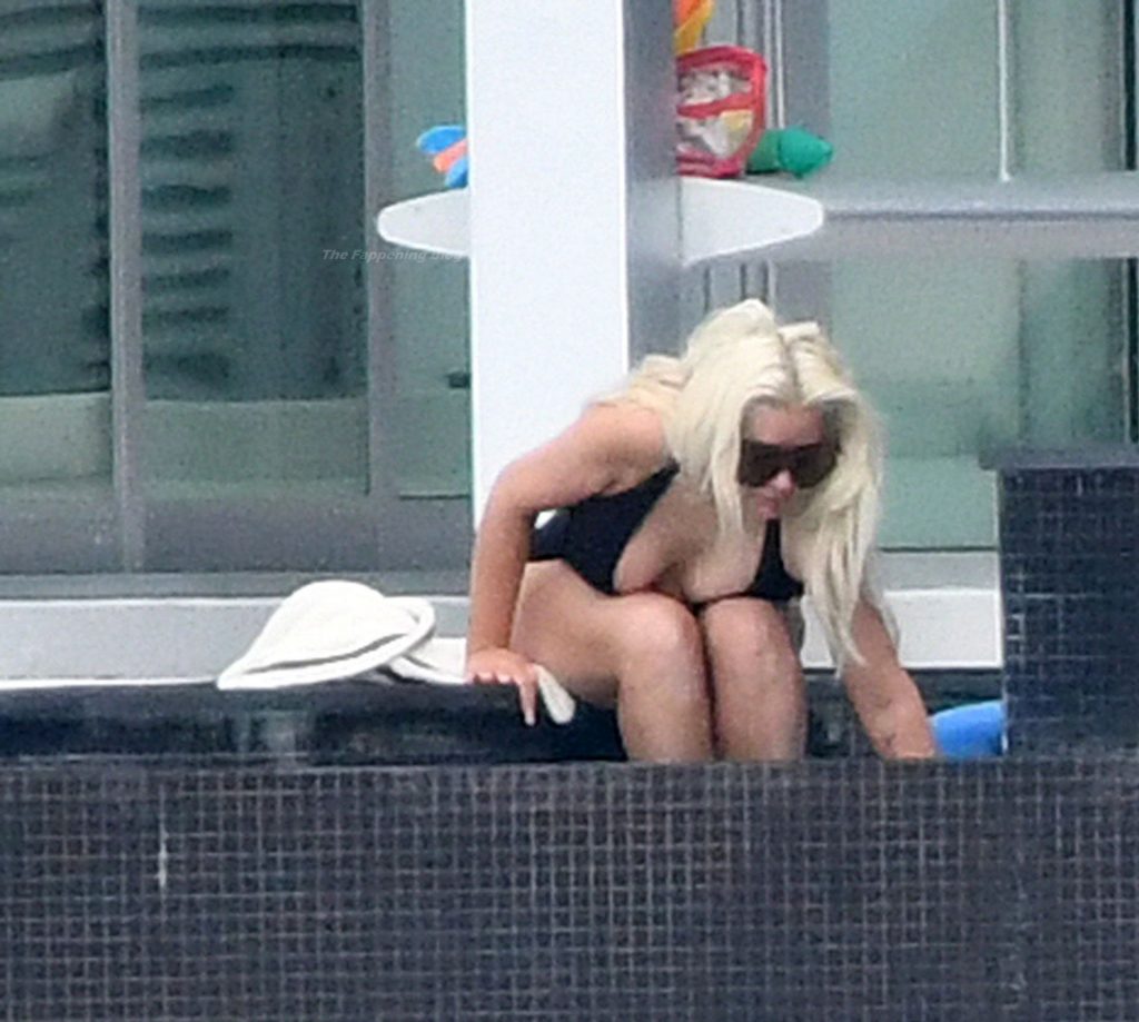 Christina Aguilera Takes a Dip in the pool Between Recording Sessions in Miami (86 Photos)