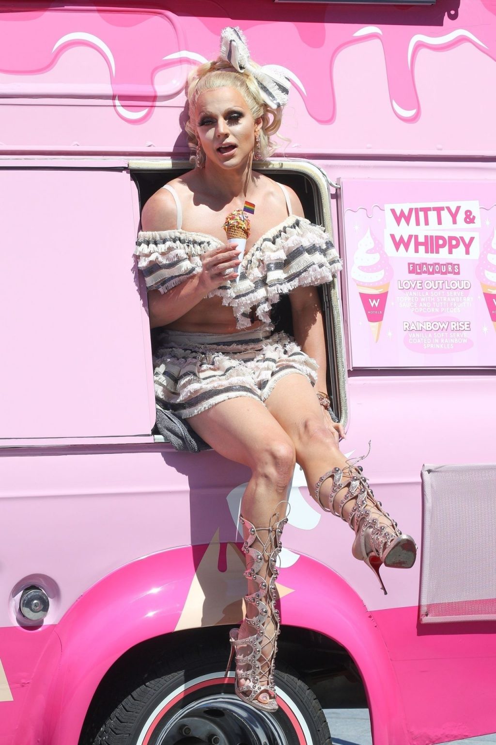 Courtney Act  nackt