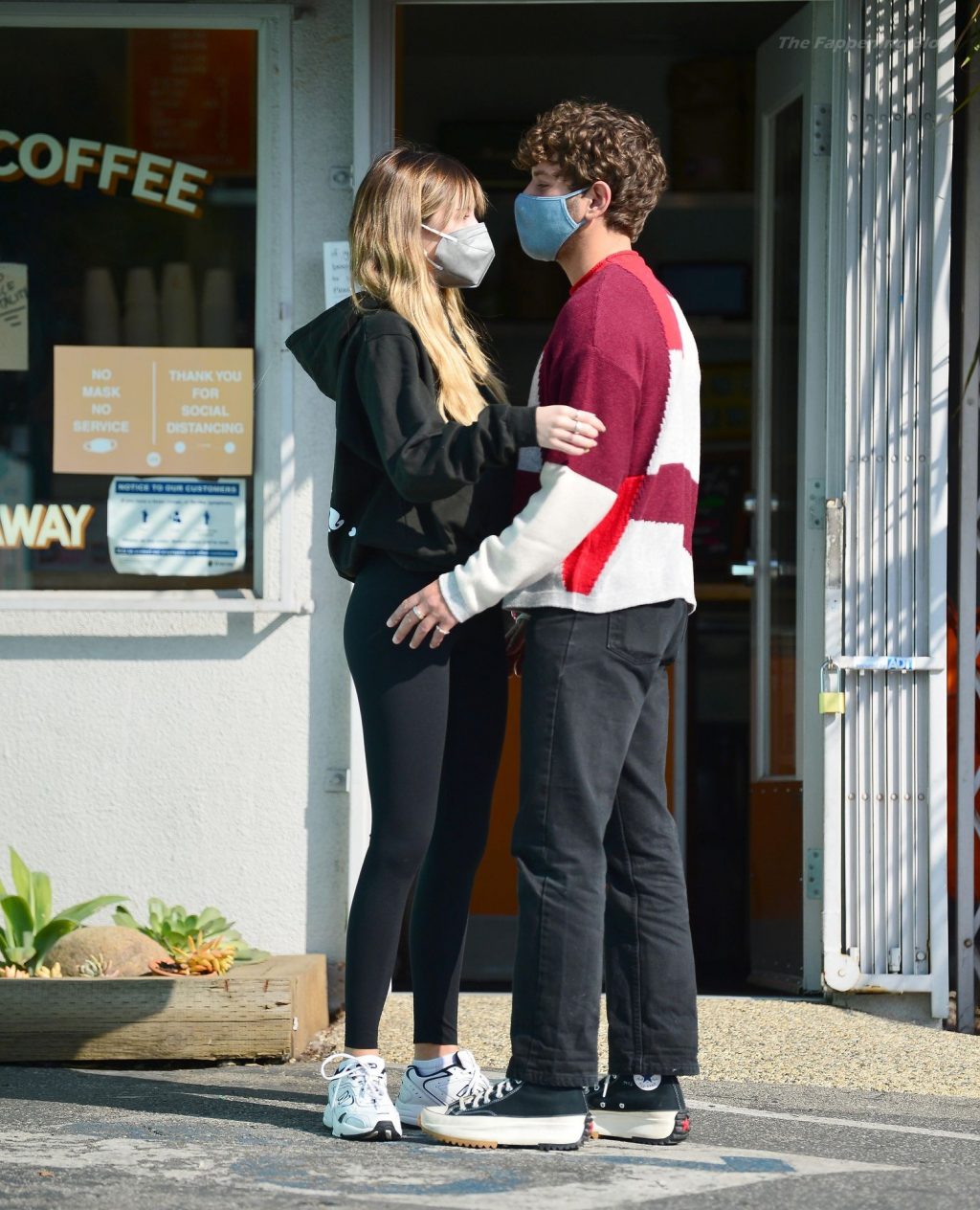 Romantic Couple Delilah Belle &amp; Eyal Booker Pack on the PDA (24 Photos)
