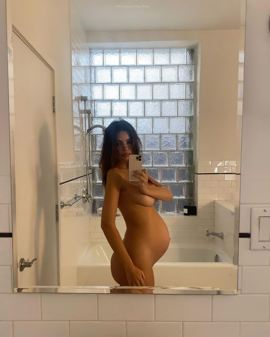 Pregnant Emily Ratajkowski Poses Naked (5 Photos)