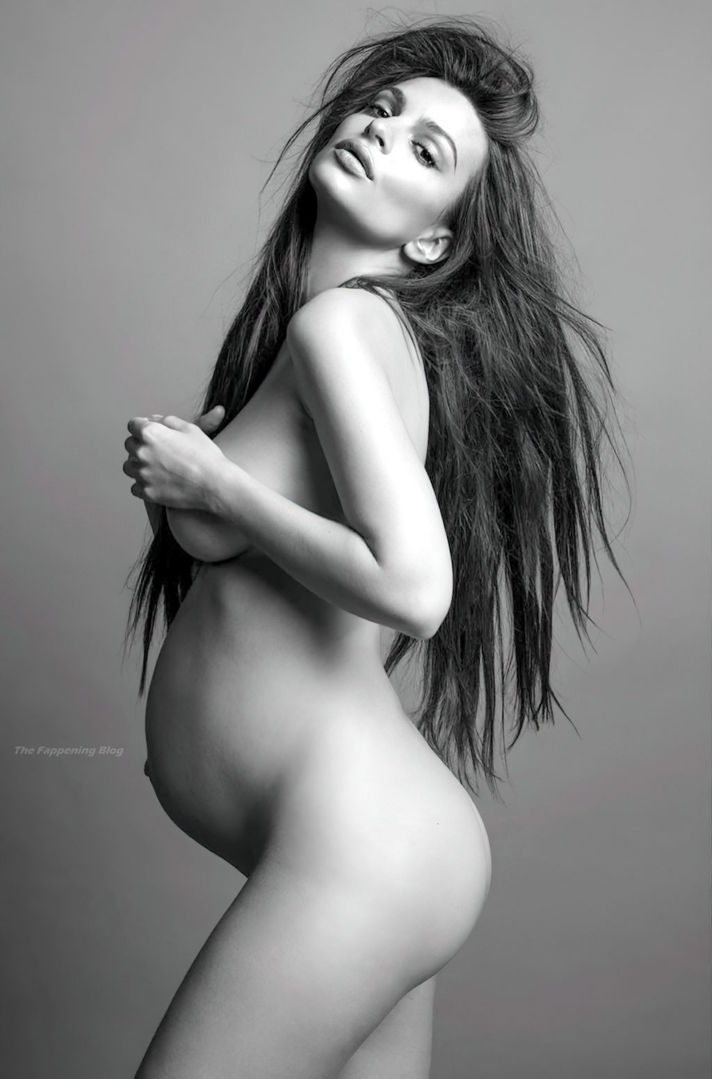 Pregnant Emily Ratajkowski Poses Naked (9 Photos)