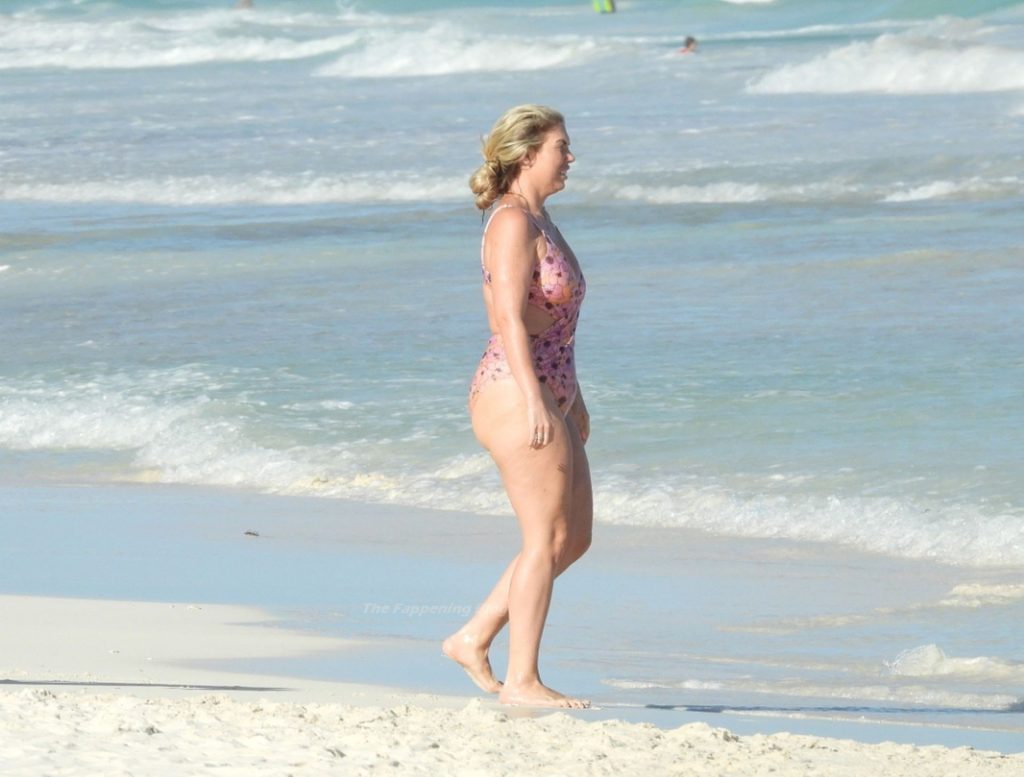 Frankie Essex Hits the Beach in Mexico (34 Photos)