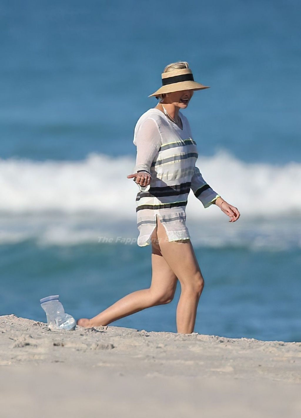Ivanka Trump Wears a Bikini Under a Short Cover-up as She Relax on the Beach in Miami (65 Photos)