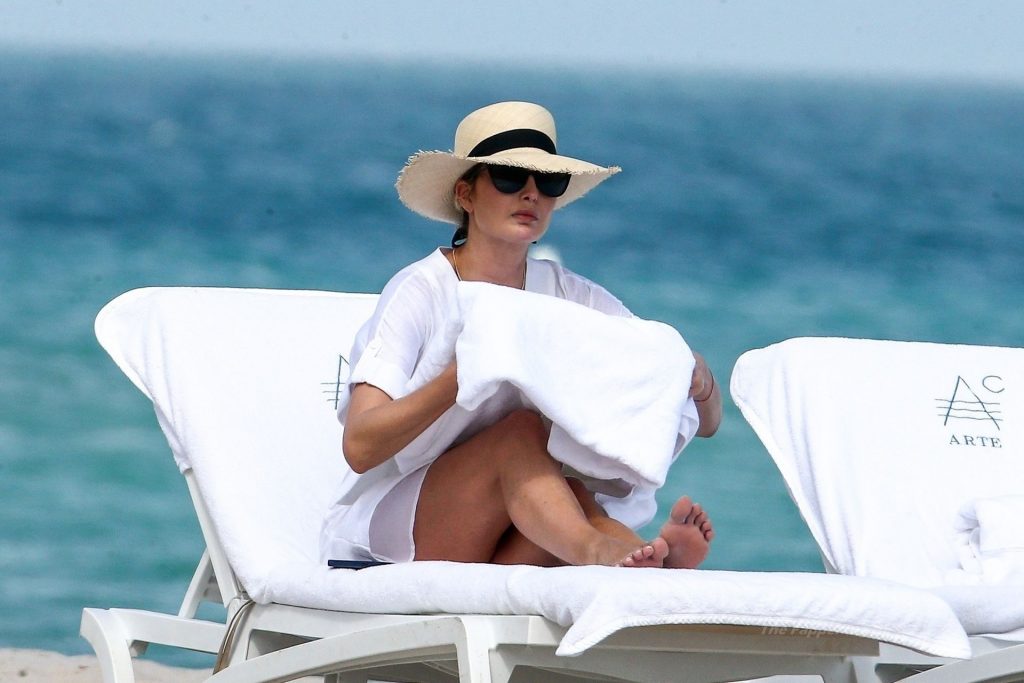 Ivanka Trump &amp; Jared Kushner Enjoy a Romantic Walk on the Beach (75 Photos)