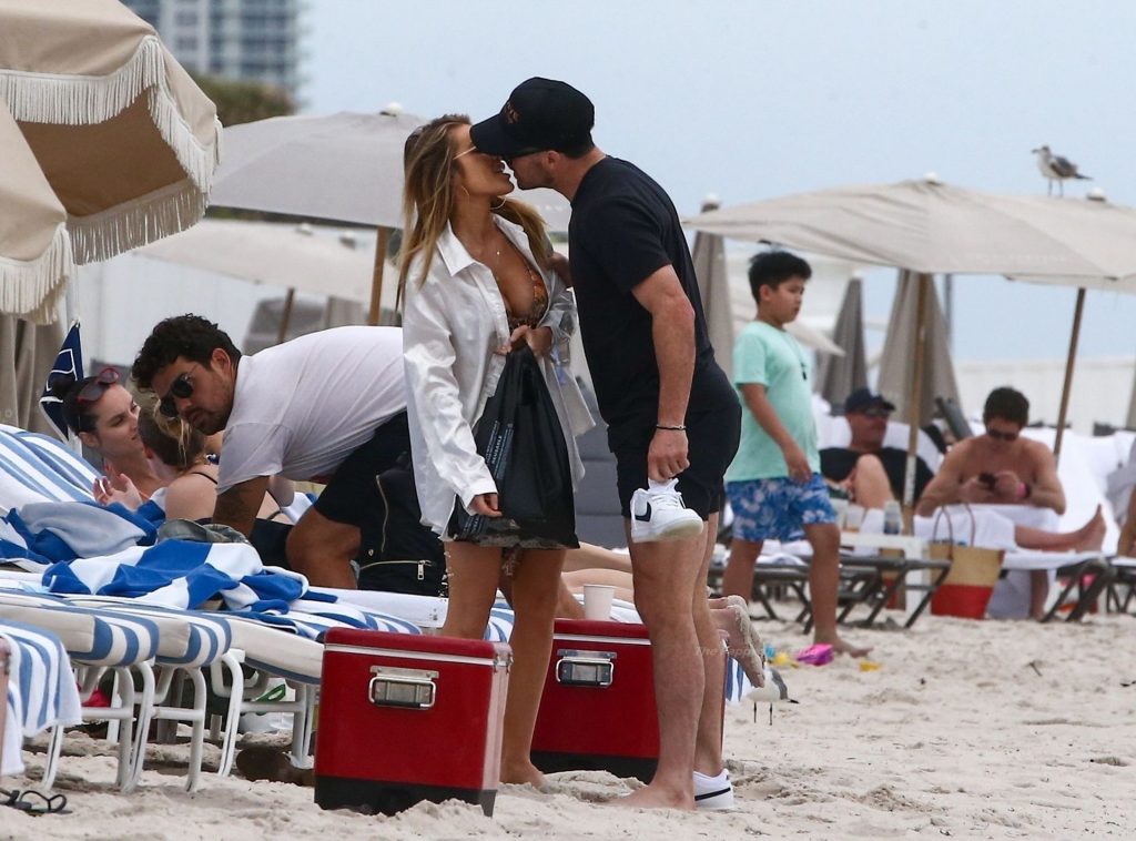 Danny Amendola &amp; Jean Watts Relax with Friends on Miami Beach (48 Photos)