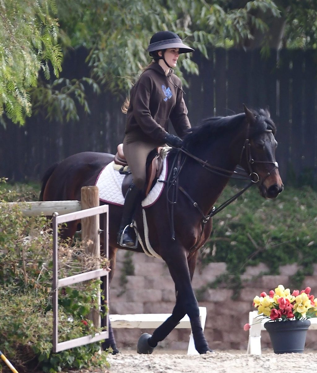 Kendall Jenner Looks Giddy as She Gets in the Saddle for a horseback Ride in Malibu (29 Photos)