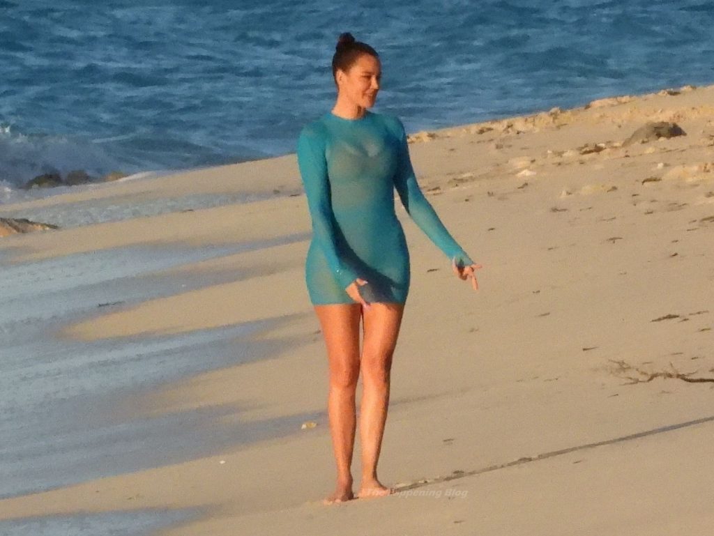 Khloe Kardashian Puts on a Very Sexy Display the Beach in Turks and Caicos (32 Photos)