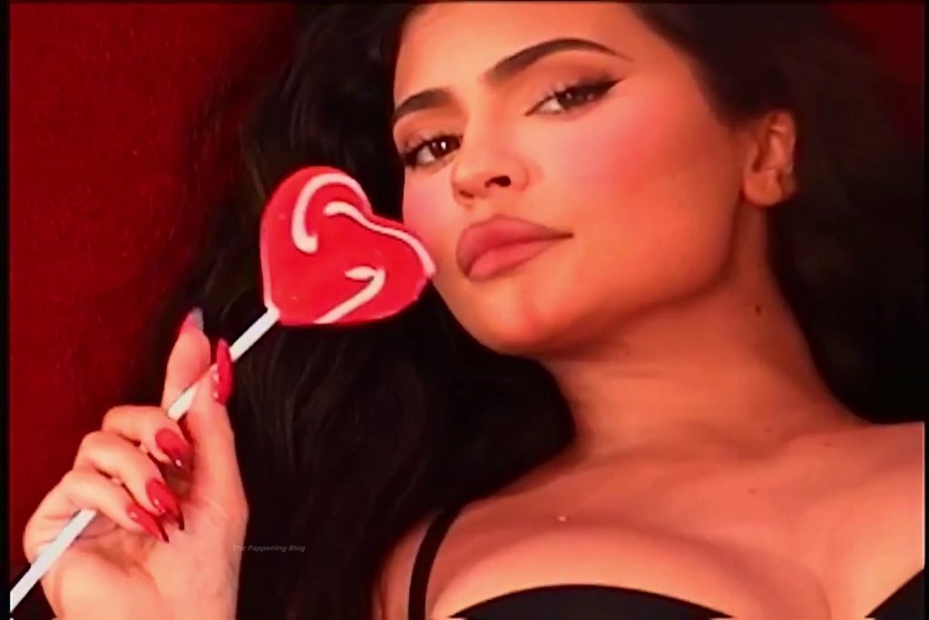 Kim Kardashian, Kylie Jenner &amp; Kendall Jenner Sexy – SKIMS (41 Pics + Videos)