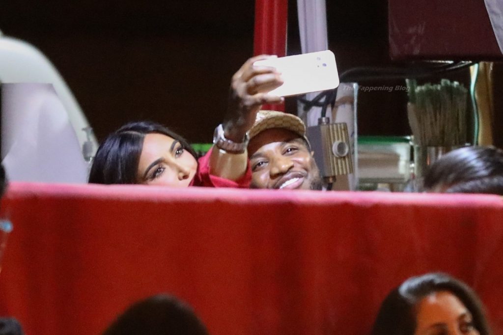 Kim Kardashian Enjoys a Ladies Night with Kourtney, La La Anthony After Filing For Divorce (51 Photos)