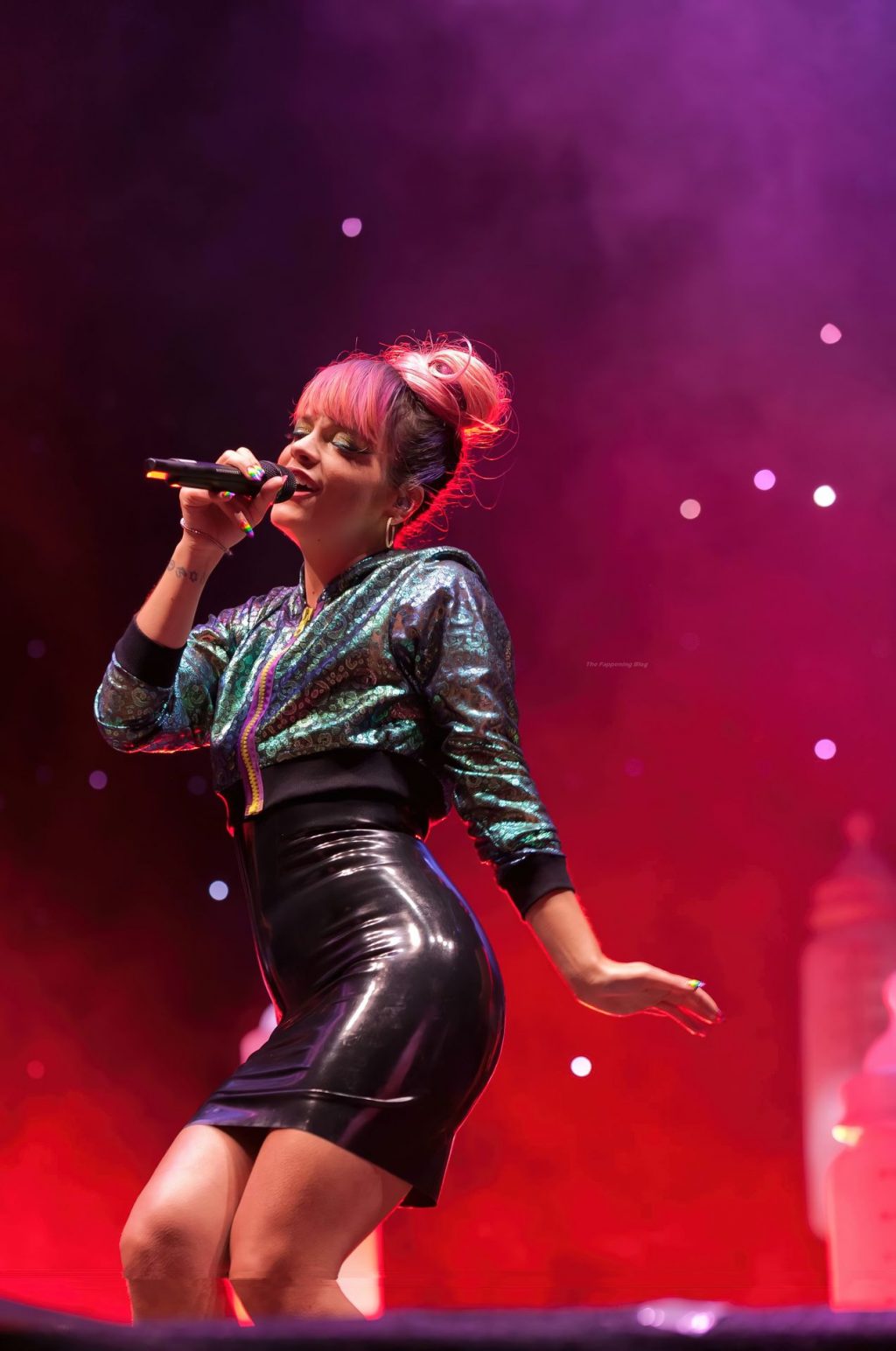 Lily Allen Flashes Her Nude Pussy (13 Photos)
