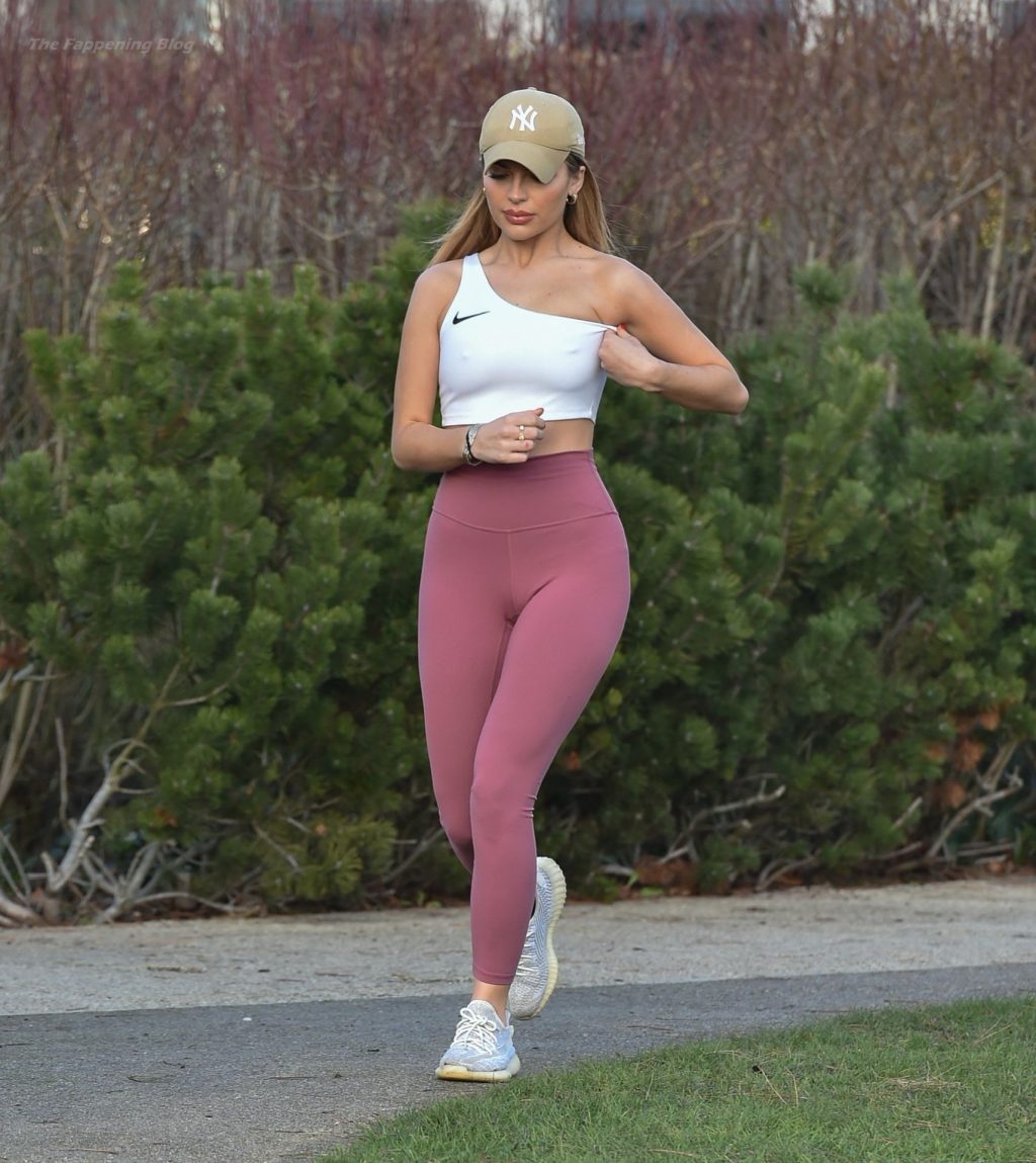 Maria Wild Goes for a Morning Run in Chelsea (16 Photos)