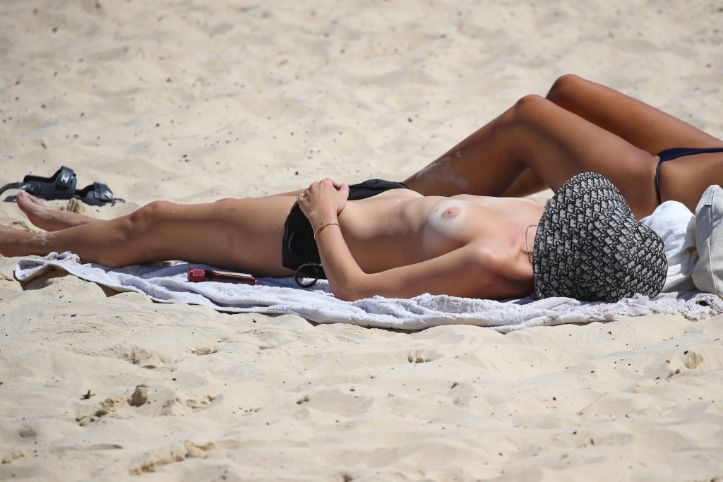 Montana Cox Shows Off Her Nude Tits on the Beach in Sydney (37 Photos)