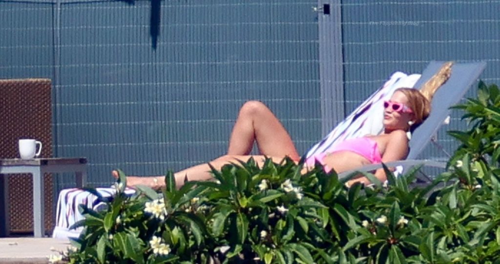 Rita Ora Shows Off Her Impressive Curves While Sunbathing with Her Sister in Sydney (41 Photos)
