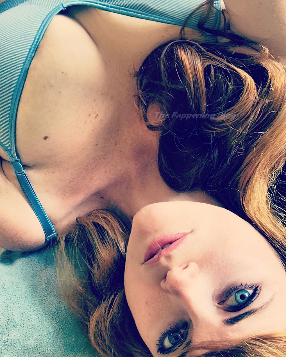 Sarah Beattie Nude &amp; Sexy (87 Photos)