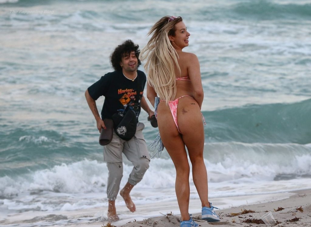 Tana Mongeau Has Fun Snapping Selfies with Friends in Miami Beach (189 Photos)
