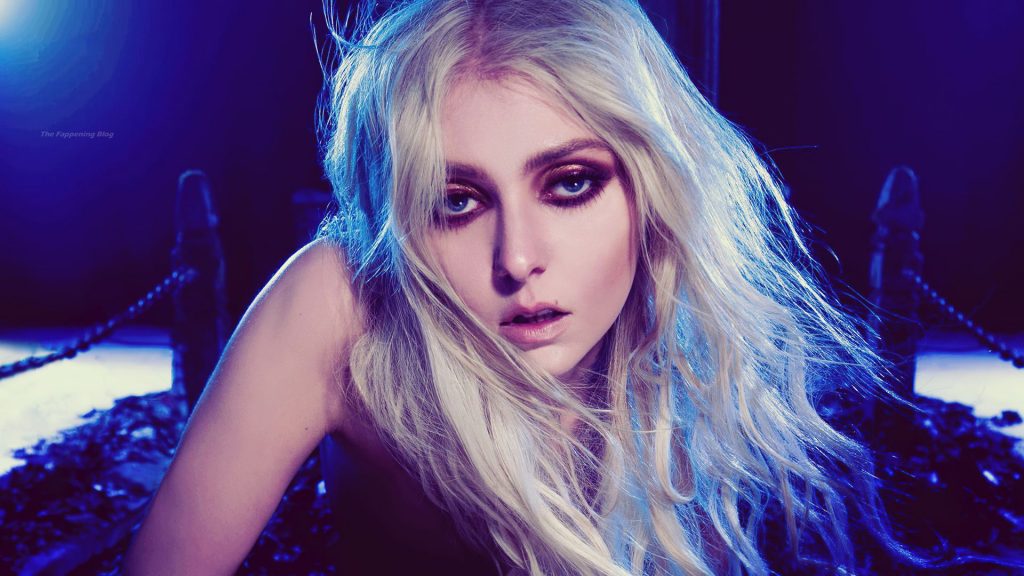 Taylor Momsen Poses Naked For Her New Album (10 Photos)