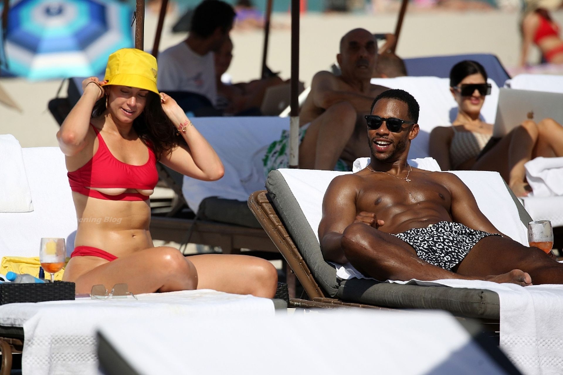 Victor Cruz is Seen on the Beach with YesJulz in Miami (26 P