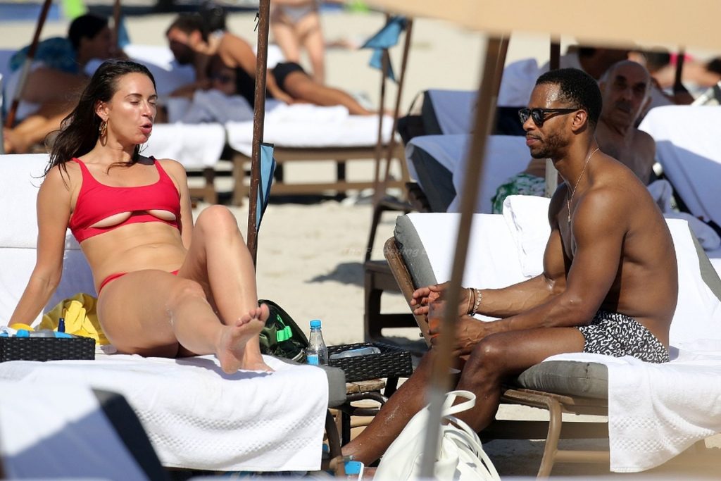 Victor Cruz is Seen on the Beach with YesJulz in Miami (26 Photos)