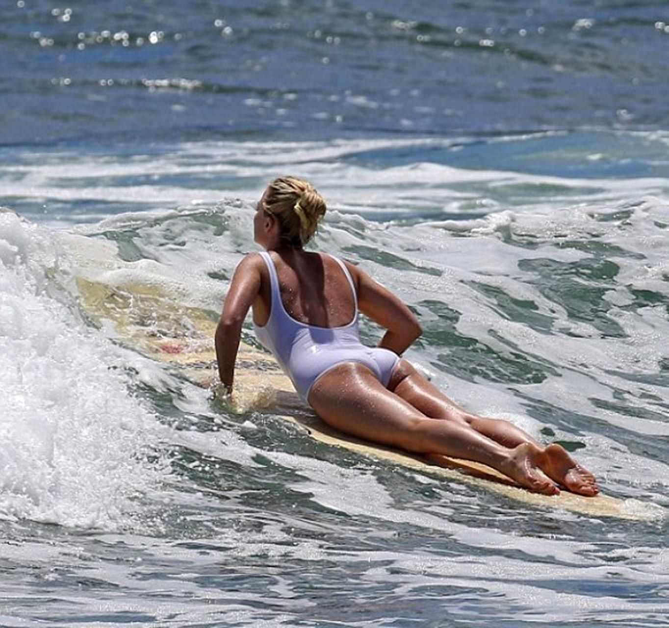 Margot Robbie Topless - blootstelling van tiete op die strand.