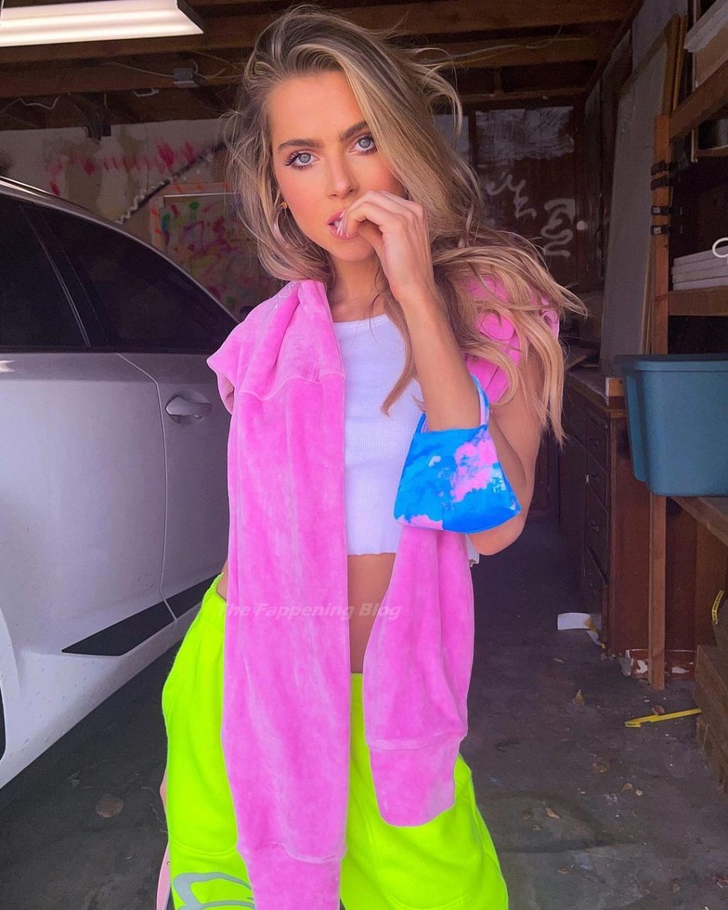 Anne Winters Shows Off Her Nice Tits (4 Photos)
