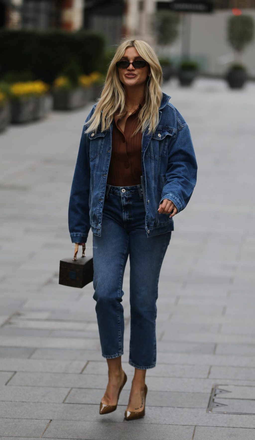 Braless Ashley Roberts is Spotted at Global Studios (22 Photos)
