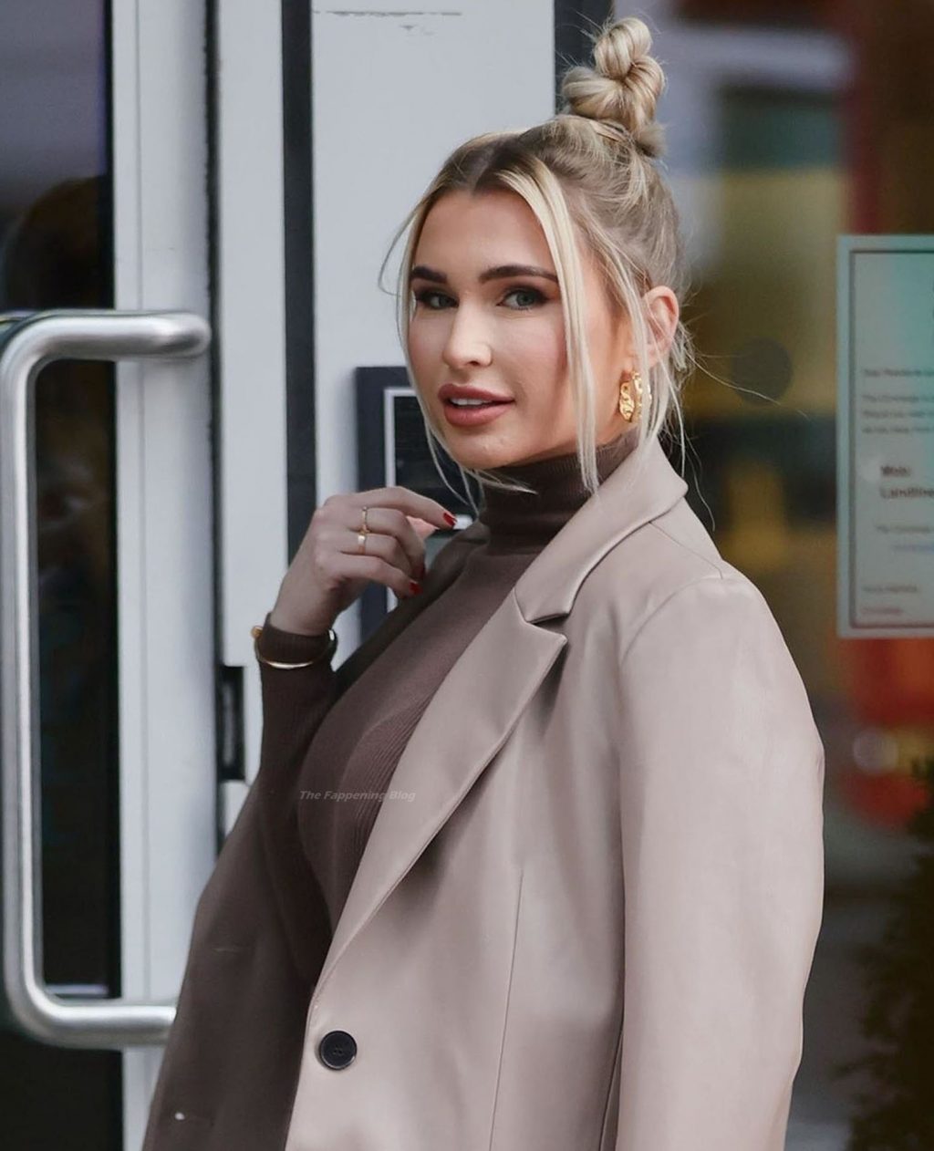 Billie Faiers Looks Chic and Stylish in London (11 Photos)