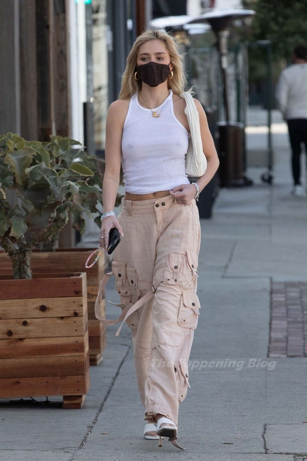 Braless Delilah Belle Hamlin Arrives at Lunch with Friends in LA (22 Photos)
