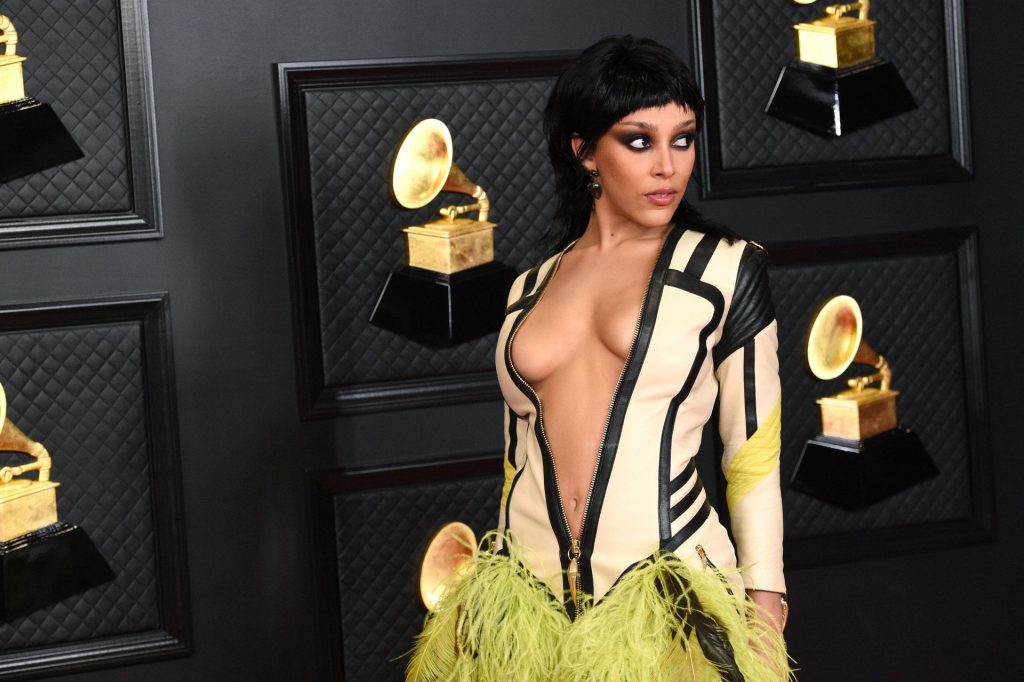 Doja Cat Displays Her Tits at the 63rd Annual Grammy Awards (27 Photos)