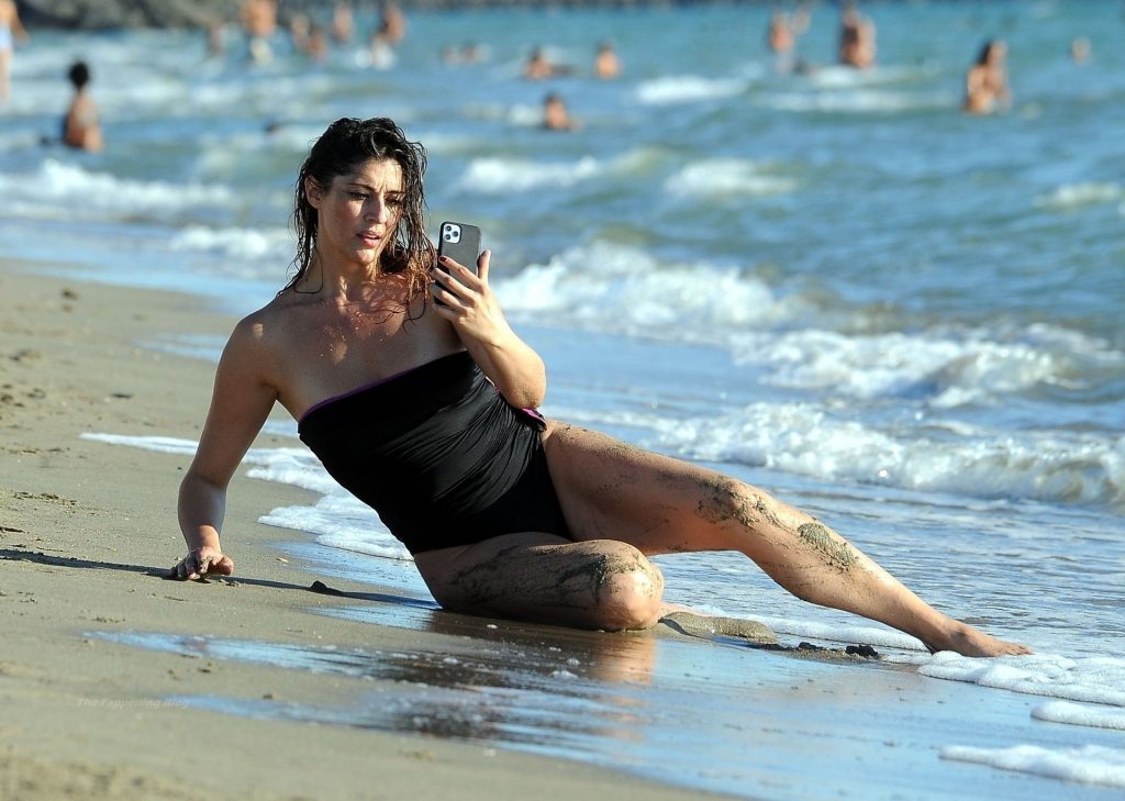 Elisa Isoardi Shows Off Her Stunning Figure on the Beach (57 Photos)