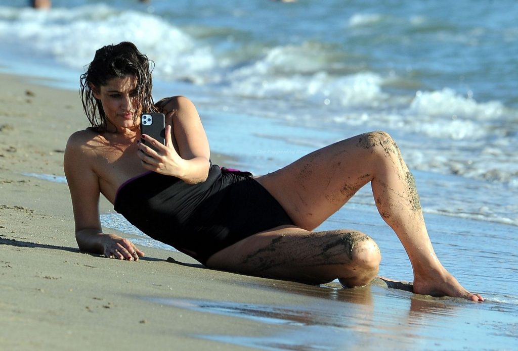 Elisa Isoardi Shows Off Her Stunning Figure on the Beach (57 Photos)