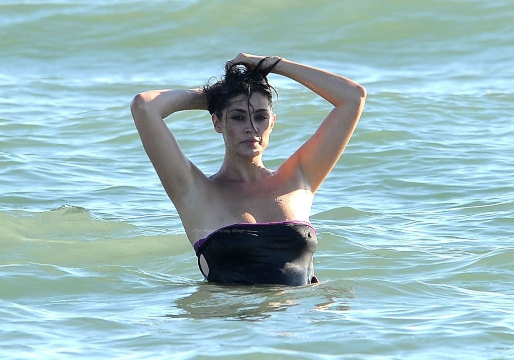 Elisa Isoardi Shows Off Her Stunning Figure on the Beach (57 Photos)