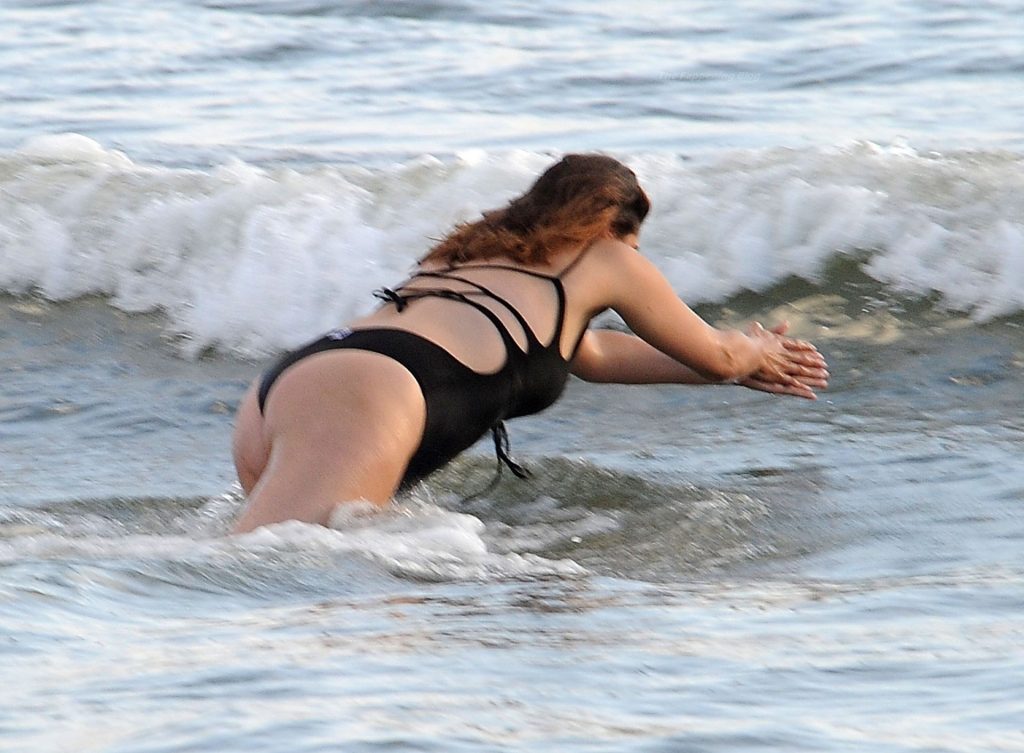 Elisa Isoardi Shows Off Her Stunning Figure on the Beach (57 Photos)