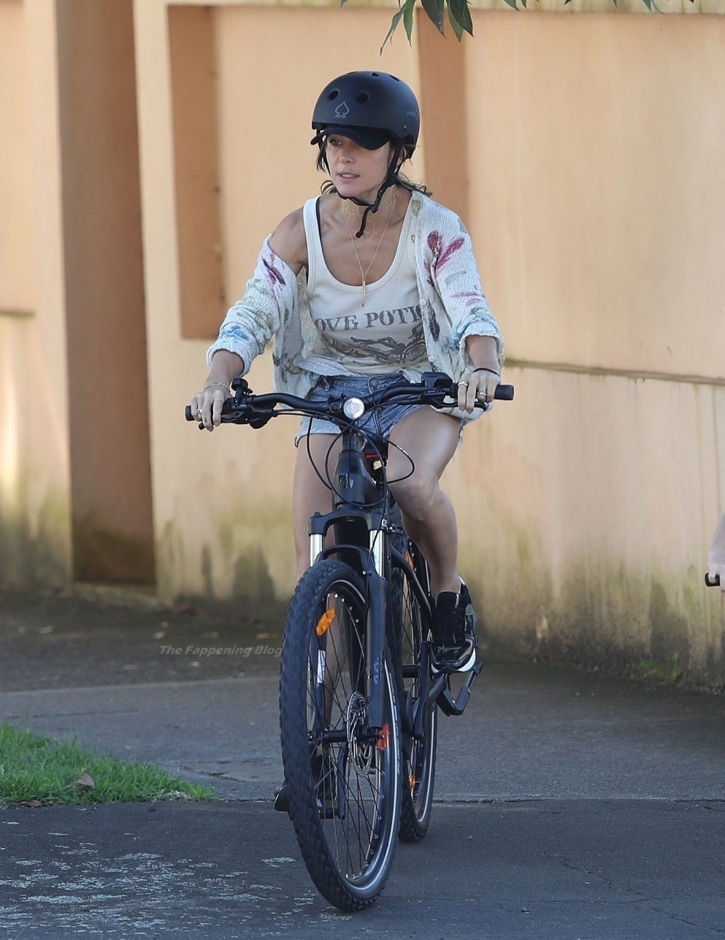 Elsa Pataky Enjoy a Bike Ride (26 Photos)