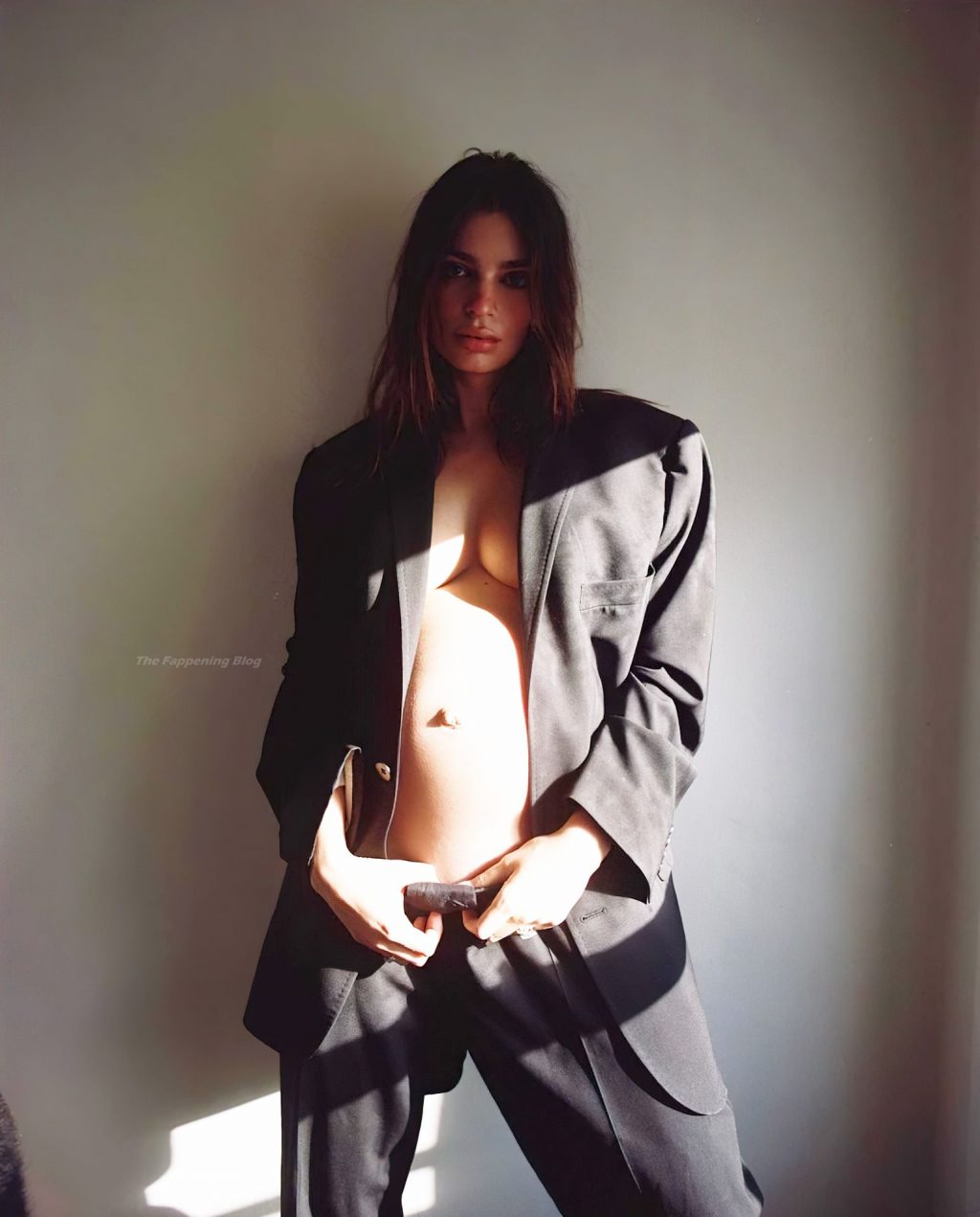Pregnant Emily Ratajkowski Poses Naked (11 Photos)