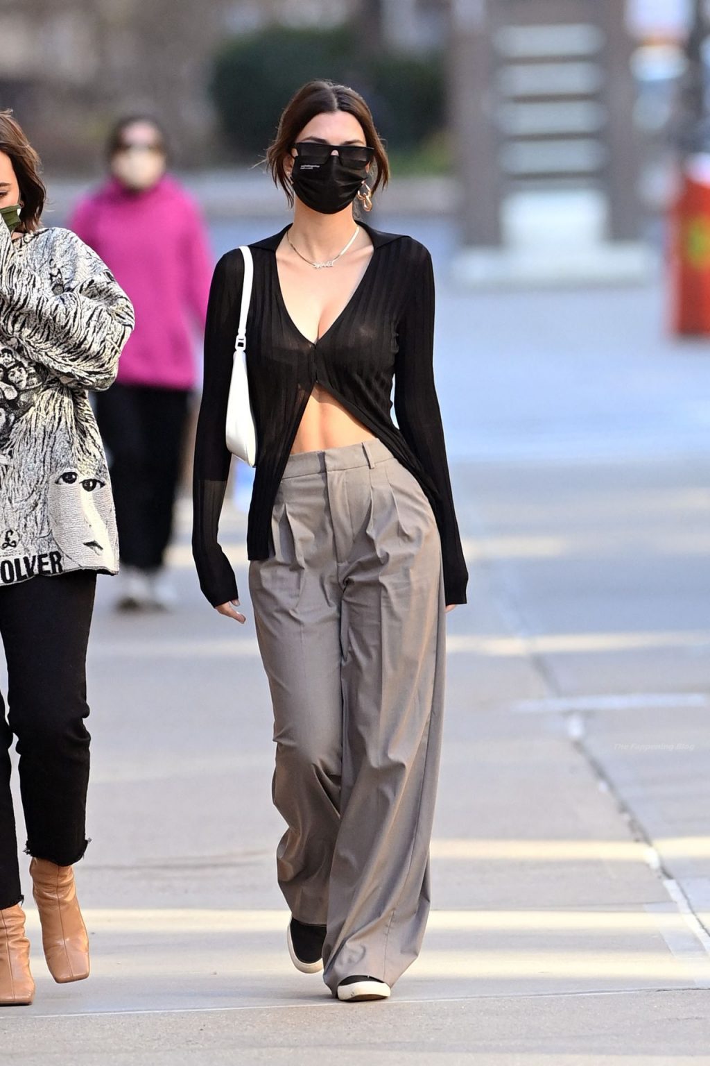 Emily Ratajkowski Looks Svelte Just 3 Weeks After Giving Birth As She Strolls NYC (43 Photos)