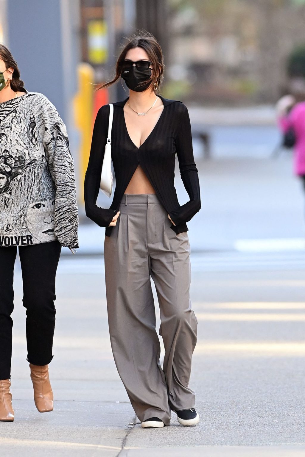 Emily Ratajkowski Looks Svelte Just 3 Weeks After Giving Birth As She Strolls NYC (43 Photos)