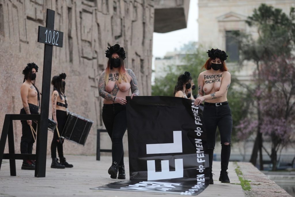 ‘Every Woman Is A Riot’: A Day In The Life Of Femen Activists (5 Photos)