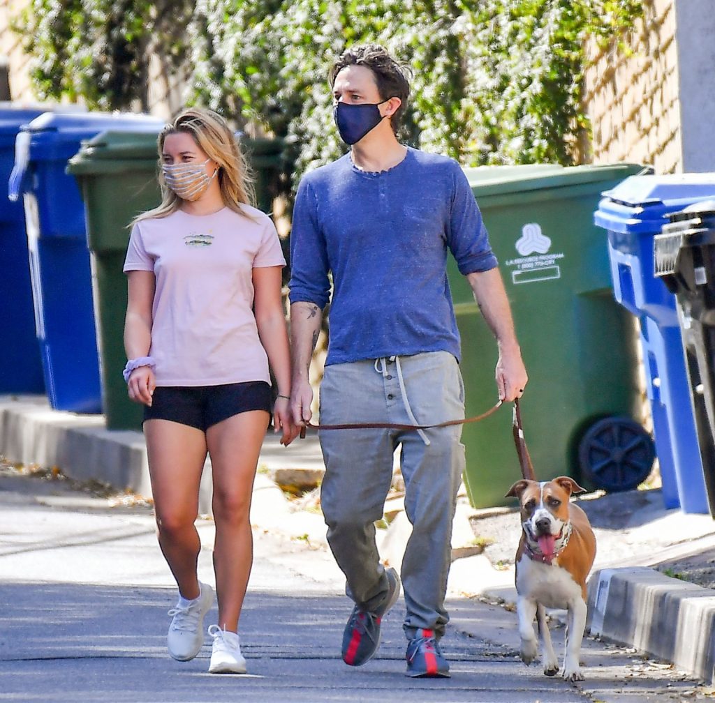 Zach Braff Is Seen with Braless Florence Pugh in LA (17 Photos)