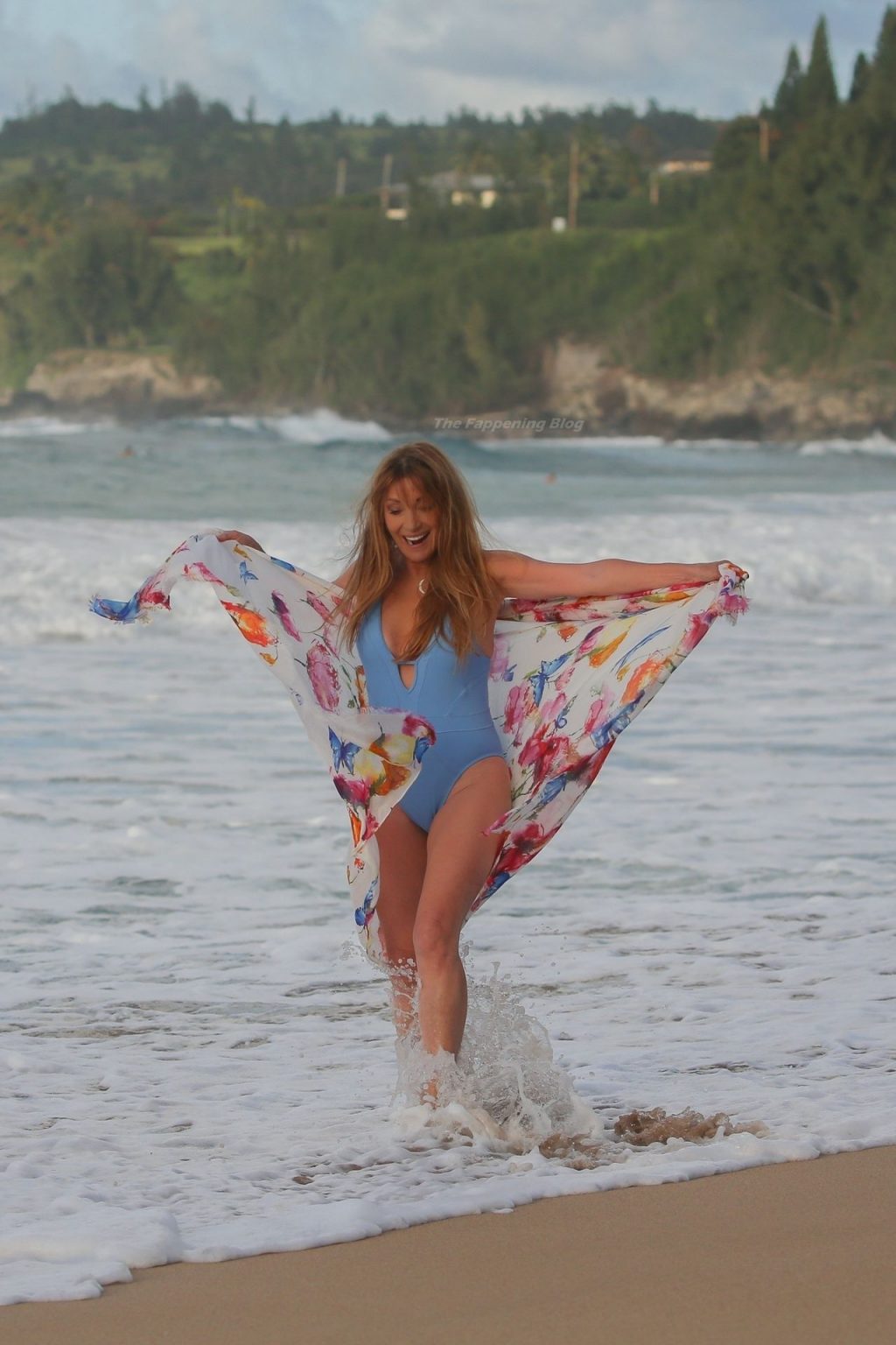 Bond Girl Jane Seymour Shows She Still Has a License to Thrill at the Age of 70 (32 Photos)