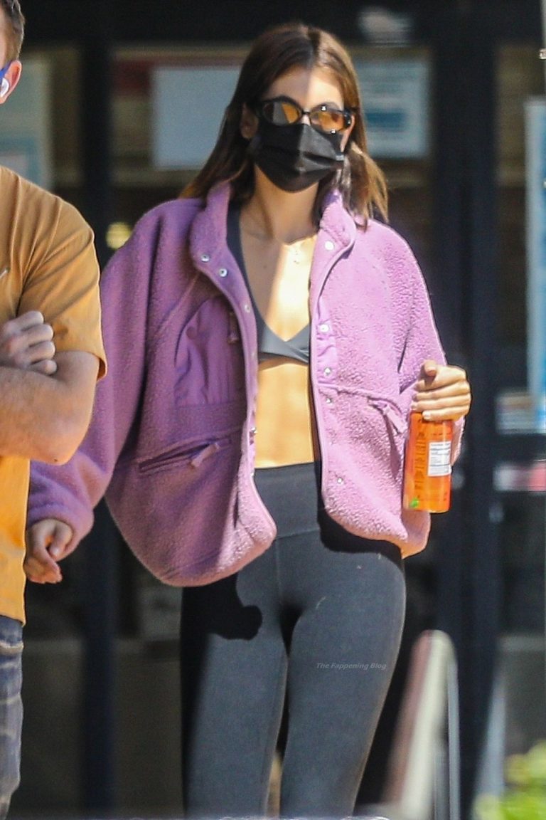 Kaia Gerber Shows Off Her Abs While Grabbing A Coffee At Blue Bottle Coffee 20 Photos