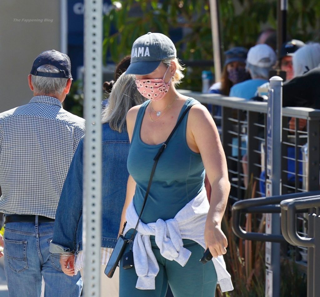 Hot Mama Katy Perry Steps Out to Get New Socks in Santa Barbara (17 Photos)