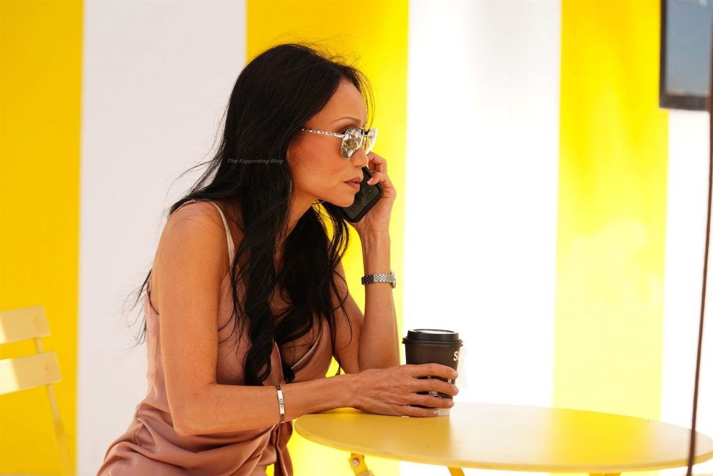 Leggy Kelly Ngoc Mac Gets a Call Back From a Casting Agent while Getting Coffee (33 Photos)